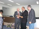 Vereador Waldemar Lemes Filho entrega placa comemorativa
