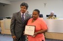Vereador Joaquim S. Alves entrega diploma à Sra. Maria Aparecida F. Silva, colaboradora