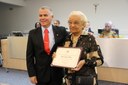 Vereador Rogério Carrilo entrega diploma à Sra. Maria Efigênia Ramos, colaboradora