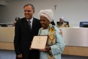 Vereador Valdir Sementile entrega diploma à Sra. Kota Rifula, colaboradora