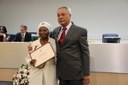 Vereador Paulo Eustáquio de Souza entrega diploma à Sra. Orlanda Clementina, colaboradora