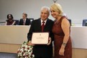 Vereadora Regina Cioffi Batagini entrega Diploma ao Sr. Antônio Carlos Molinari