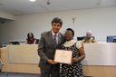 Vereador Joaquim S. Alves entrega diploma à Sra. Iolanda Lucas Rosa, colaboradora