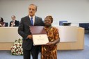 Vereador Jonei Eiras entrega diploma à Sra. Maria de Fátima Gomes, colaboradora