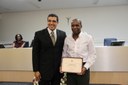 Vereador Marcos Tadeu M. S. Sansão entrega diploma ao Sr. José Clementino Neto, colaborador