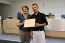 Vereadora Maria José S. de Souza entrega diploma ao Sr. Vagner Carvalho, colaborador