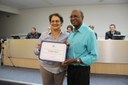 Vereadora Maria José Scassiotti entrega diploma ao Sr. José Carlos Paulino, funcionário dos Correios