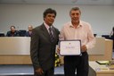 Vereador Joaquim S. Alves entrega diploma ao Sr. Paulo Roberto Martins, funcionário dos Correios