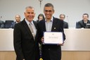 Vereador Rogério Carrilo entrega diploma ao Sr. Antônio Carlos Magalhães, funcionário dos Correios