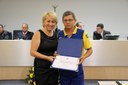 Vereadora Regina Cioffi entrega diploma ao Sr. Francisco Donizete Ernesto, funcionário dos Correios