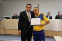 Vereador Flávio H. Faria entrega diploma ao Sr. Ari Odorico de Souza, funcionário dos Correios