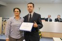 Vereadora Maria José Scassiotti entrega diploma ao Sr. Adriano C. Oliveira, funcionário dos Correios