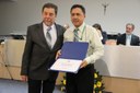 Vereador José Maria S. Vieira entrega diploma ao Sr. Adriano C. Oliveira, funcionário dos Correios