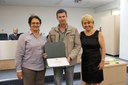 Vereadoras Maria José Scassiotti e Regina Cioffi entregam diploma ao Tenente Rozental da PM