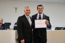 Vereador Rogério Carrilo entrega diploma ao Sr. Lino Francisco da Silva, Gerente dos Correios
