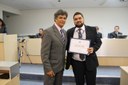 Vereador Joaquim S. Alves entrega diploma ao Sr. Fernando A. Albino, funcionário dos Correios