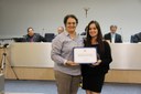 Ver. Mª José Scassiotti entrega diploma à Sra. Adaez A.de Oliveira, funcionária dos Correios