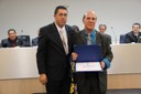 Vereador Flávio H. Faria entrega diploma ao Sr. Antônio Raimundo Prota, funcionário dos Correios