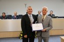 Vereador Rogério M. Carrilo entrega diploma ao Sr. Geraldo Inocêncio, funcionário dos Correios
