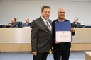 Vereador José Maria S. Vieira entrega diploma ao Sr. Paulo Fernando Baena, funcionário dos Correios