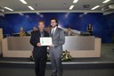 Sr. Janilton Marcel de Paiva(à esq.), representando o Sr. Rogério Marques Noé(ausente), homenageado pelo Ver. Gustavo Bonafé Costa