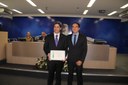 Prof. Dr. Iran Calixto Abrão(à esq.) é homenageado pelo Ver. Lucas Carvalho de Arruda