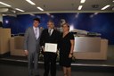 Sr. Luiz José da Mota Filho(centro) é homenageado pela Ver. Maria Lígia Moreira de Freitas de Podestá