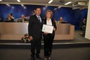 Ver. Carlos Roberto de O. Costa e sua homenageada, Sra Elizabeth M. Hering Fagundes