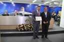 Ver. Antônio Carlos Pereira(à dir.) entrega título ao Sr. Sérgio Elias Dias, homenageado do Ver. Joaquim Alves que não pode comparecer.