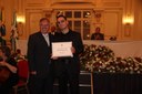 Ver Valdir Sementile entrega um Diploma de Agradecimento ao músico Rafael Braga Sisti