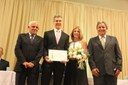 Ver. Luis C. P e Silva e Antônio C. Pereira homenageiam Carlos Roberto F. Aterje,Titulo de Cidadania

