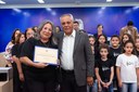 O Ver. Paulo Eustáquio entrega diploma de agradecimento ao Coral