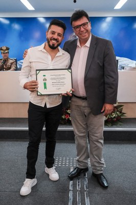 (à dir.) Ver. Kleber Silva entrega Título de Cidadania à Denilson da Silva Santos.