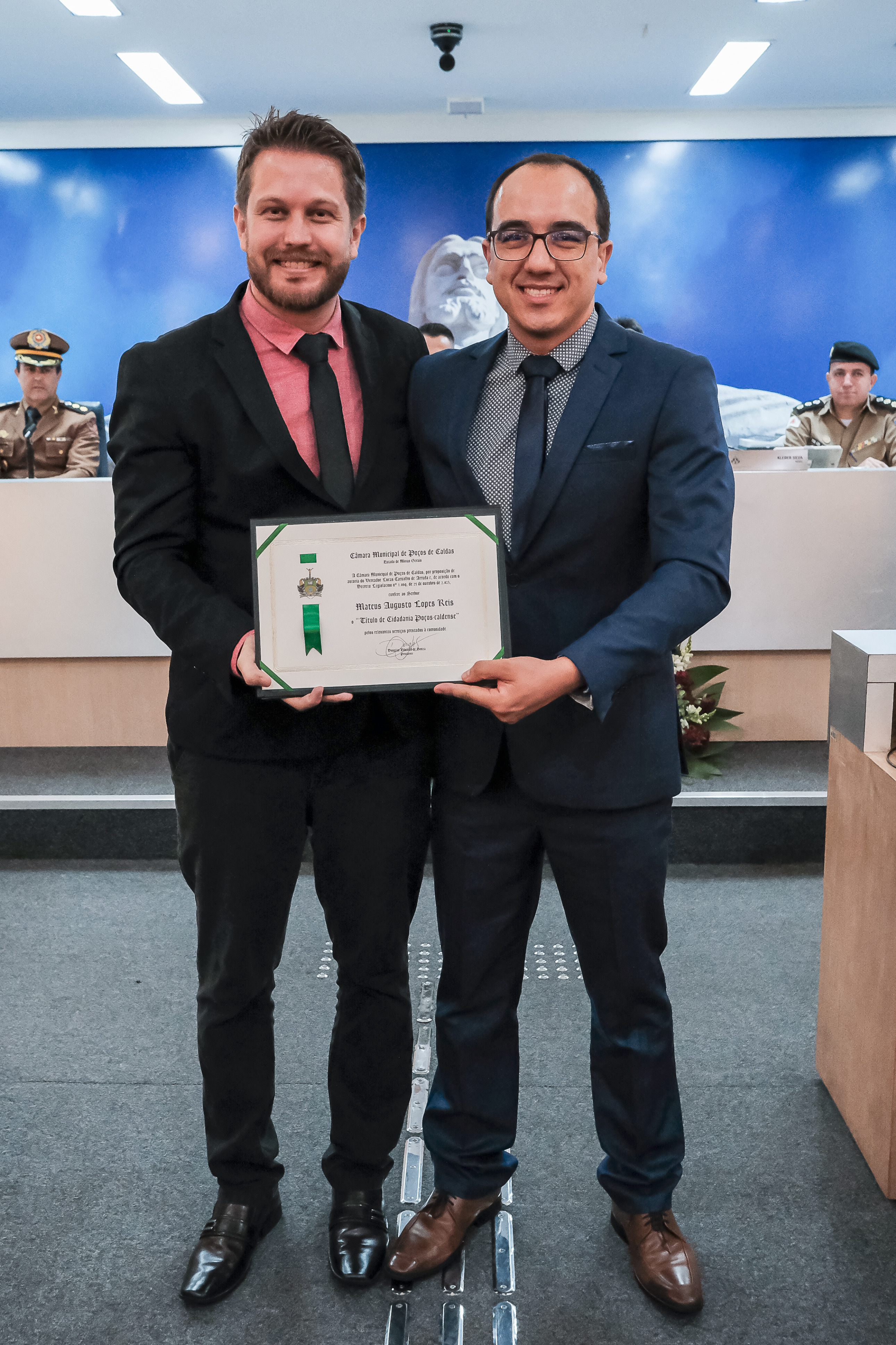 (à dir) Ver. Lucas Arruda entrega Título de Cidadania à Mateus Augusto Lopes Reis. 