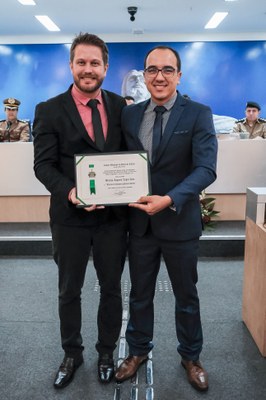 (à dir) Ver. Lucas Arruda entrega Título de Cidadania à Mateus Augusto Lopes Reis. 