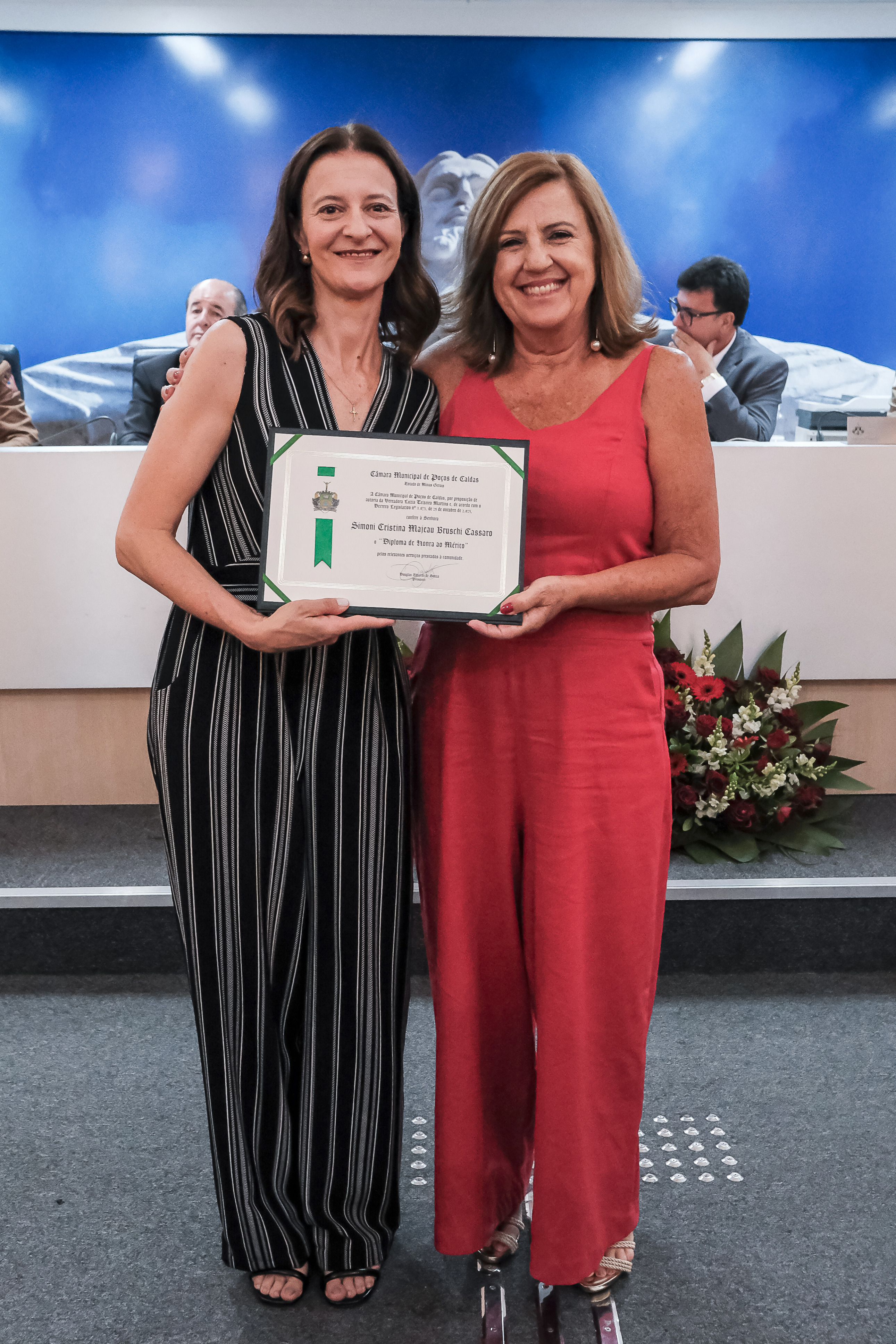 (à dir.) Ver. Luzia Martins entrega o Diploma de Honra ao Mérito à Simoni Cristina Majeau Bruschi Cassaro.