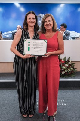 (à dir.) Ver. Luzia Martins entrega o Diploma de Honra ao Mérito à Simoni Cristina Majeau Bruschi Cassaro.