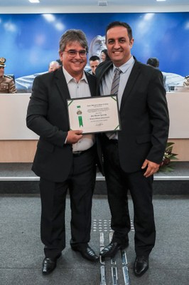 (à dir.) Ver. Marcelo Heitor da Silva entrega Título de Cidadania à José Donato Aparecido.