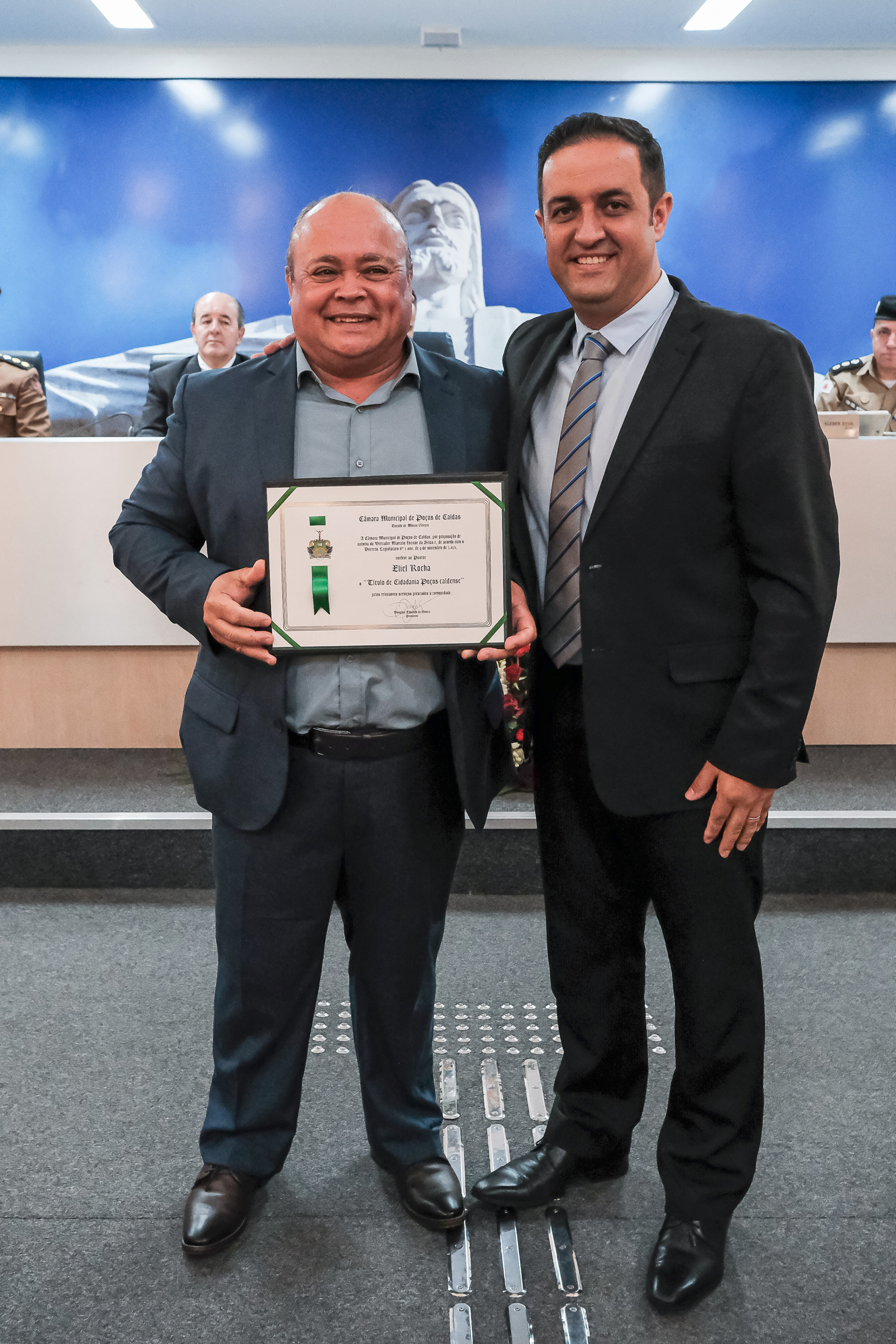 (à dir.) Ver. Marcelo Heitor da Silva entrega Título de Cidadania ao Pastor Eliel Rocha.