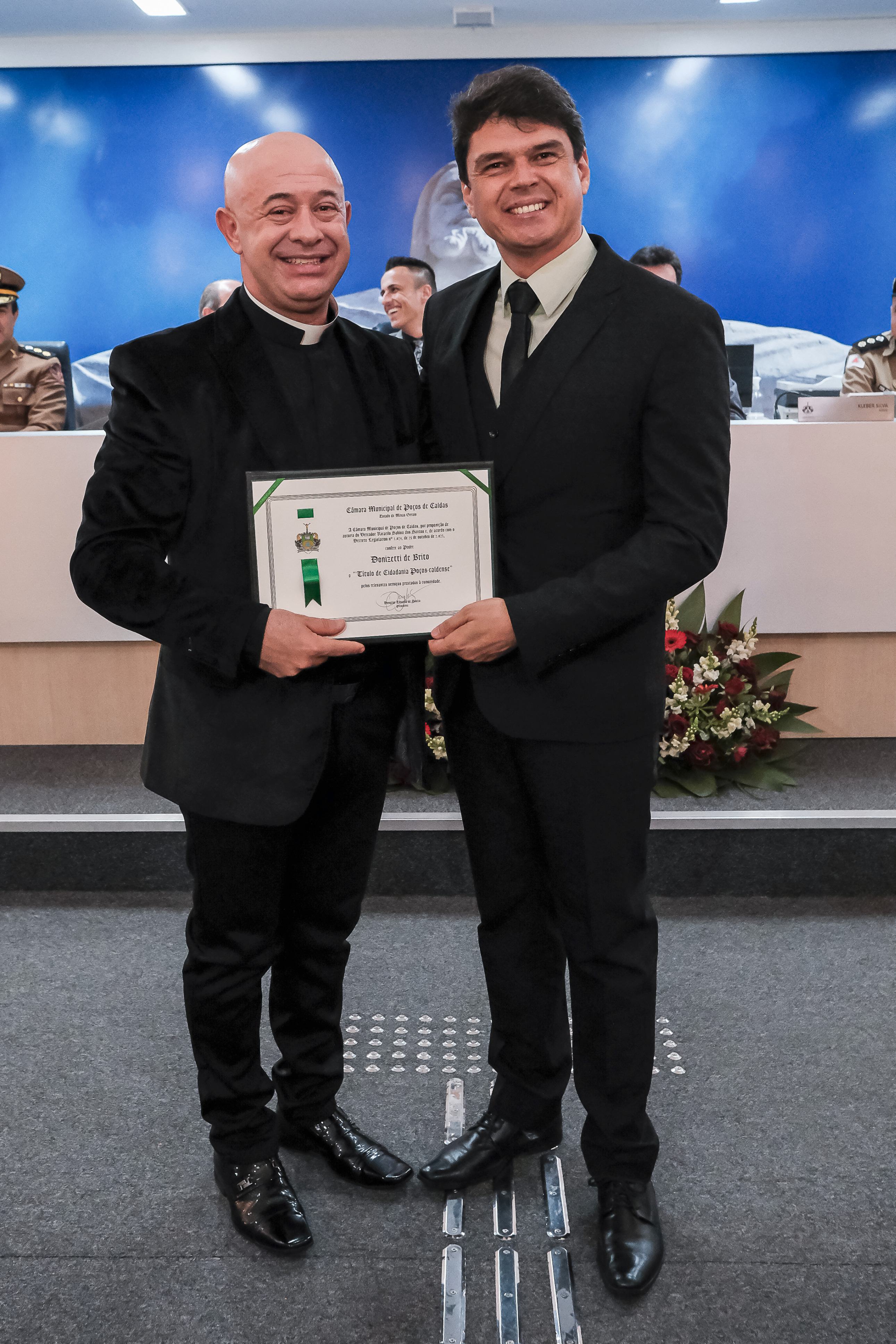 (à dir.) Ver. Ricardo Sabino entrega Título de Cidadania ao Padre Donizete de Brito.