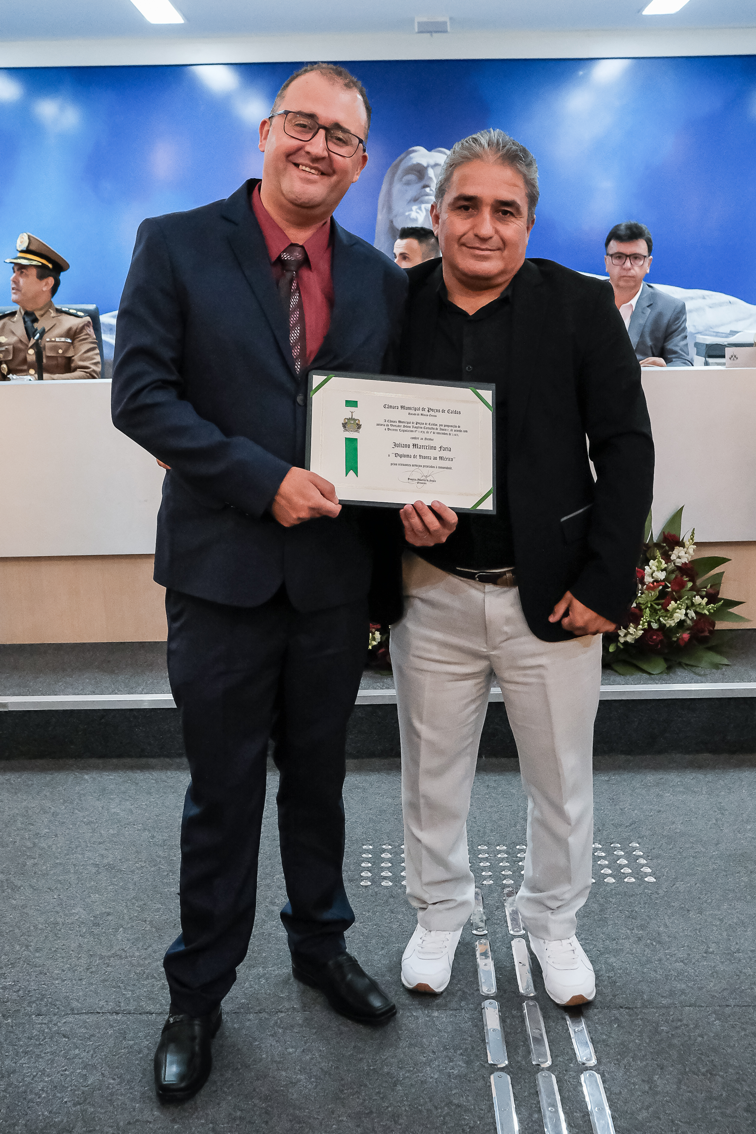 (à dir.) Ver. Silvio de Assis entrega Diploma de Honra ao Mérito à Juliano Marcelino Faria.
