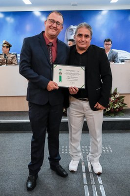 (à dir.) Ver. Silvio de Assis entrega Diploma de Honra ao Mérito à Juliano Marcelino Faria.