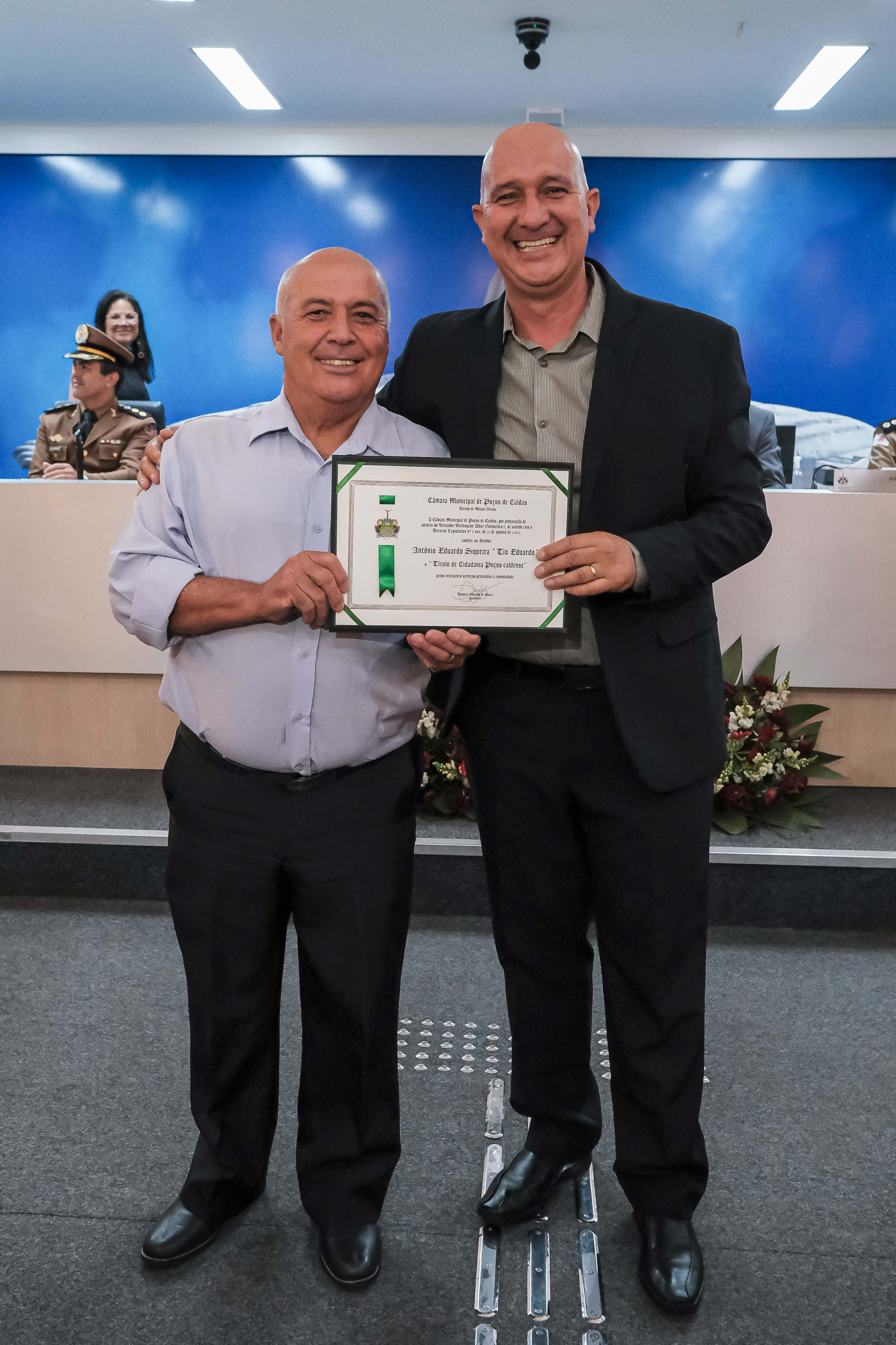 (à dir. )Ver. Wellington Guimarães/Paulista entrega Título de Cidadania à Antônio Eduardo Siqueira.