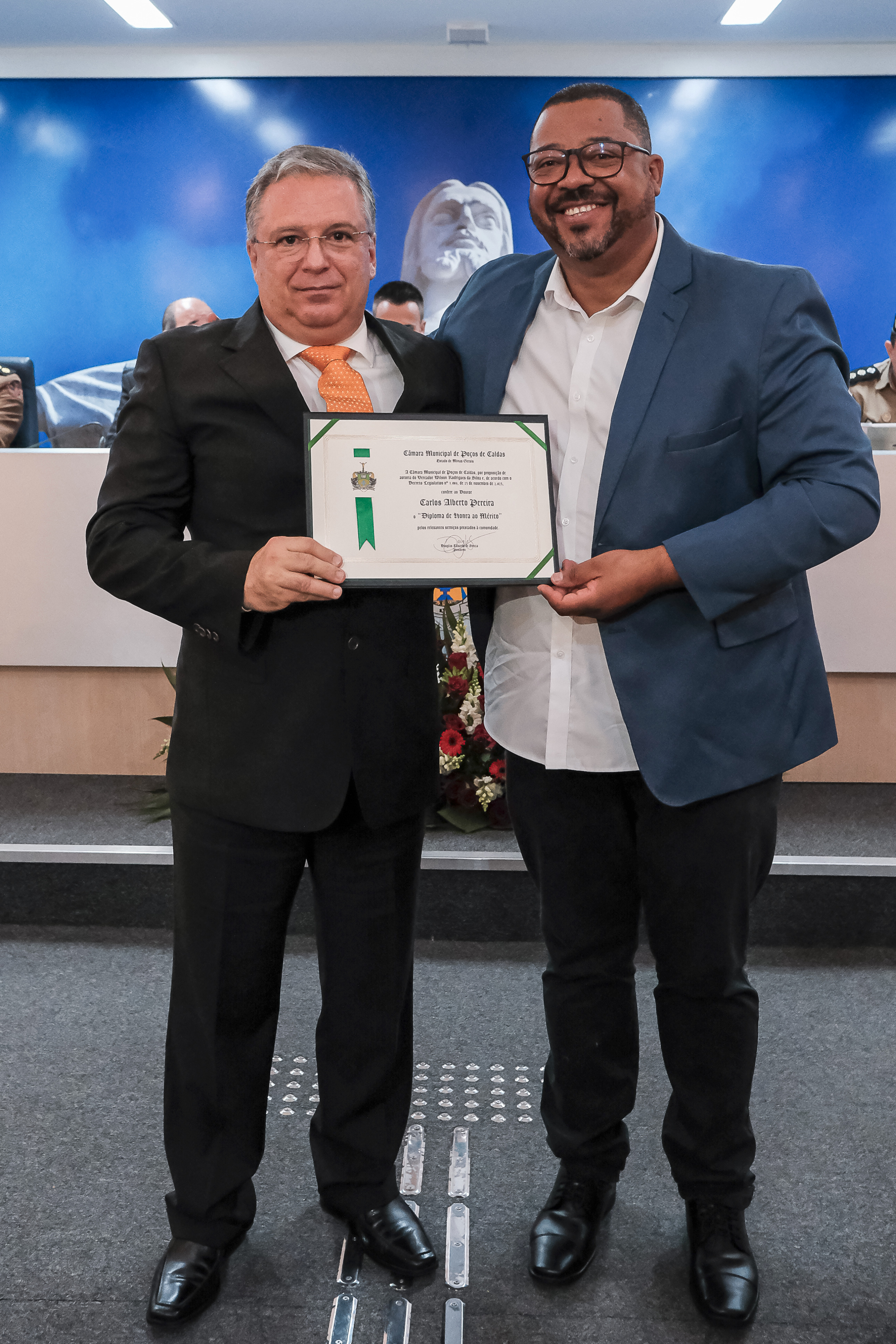 (à dir.) Ver. Wilson Rodrigues da Silva entrega Título de Cidadania ao MM Juiz Dr. Carlos Alberto Pereira da Silva.