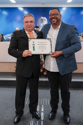 (à dir.) Ver. Wilson Rodrigues da Silva entrega Título de Cidadania ao MM Juiz Dr. Carlos Alberto Pereira da Silva.