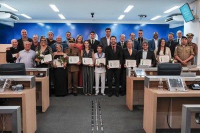 Homenageados e Vereadores.