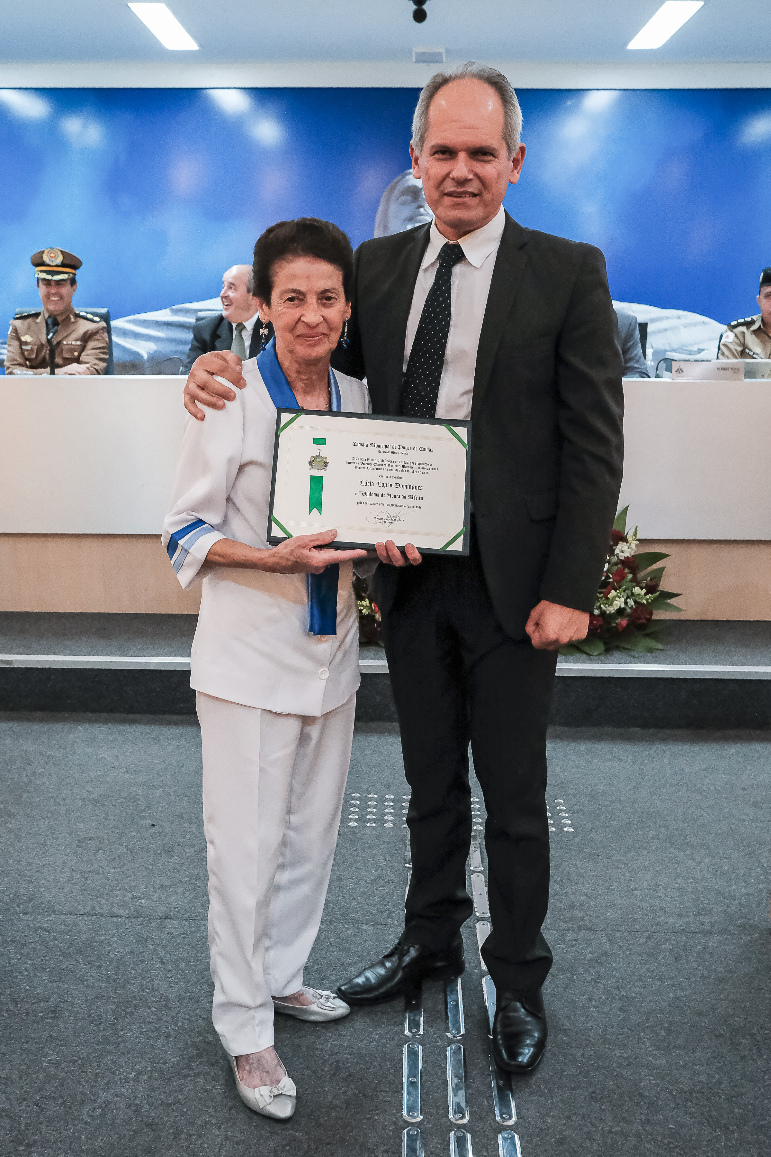 Ver. Claudiney Marques entrega Diploma de Honra ao Mérito à Lucia Lopes Domingues.