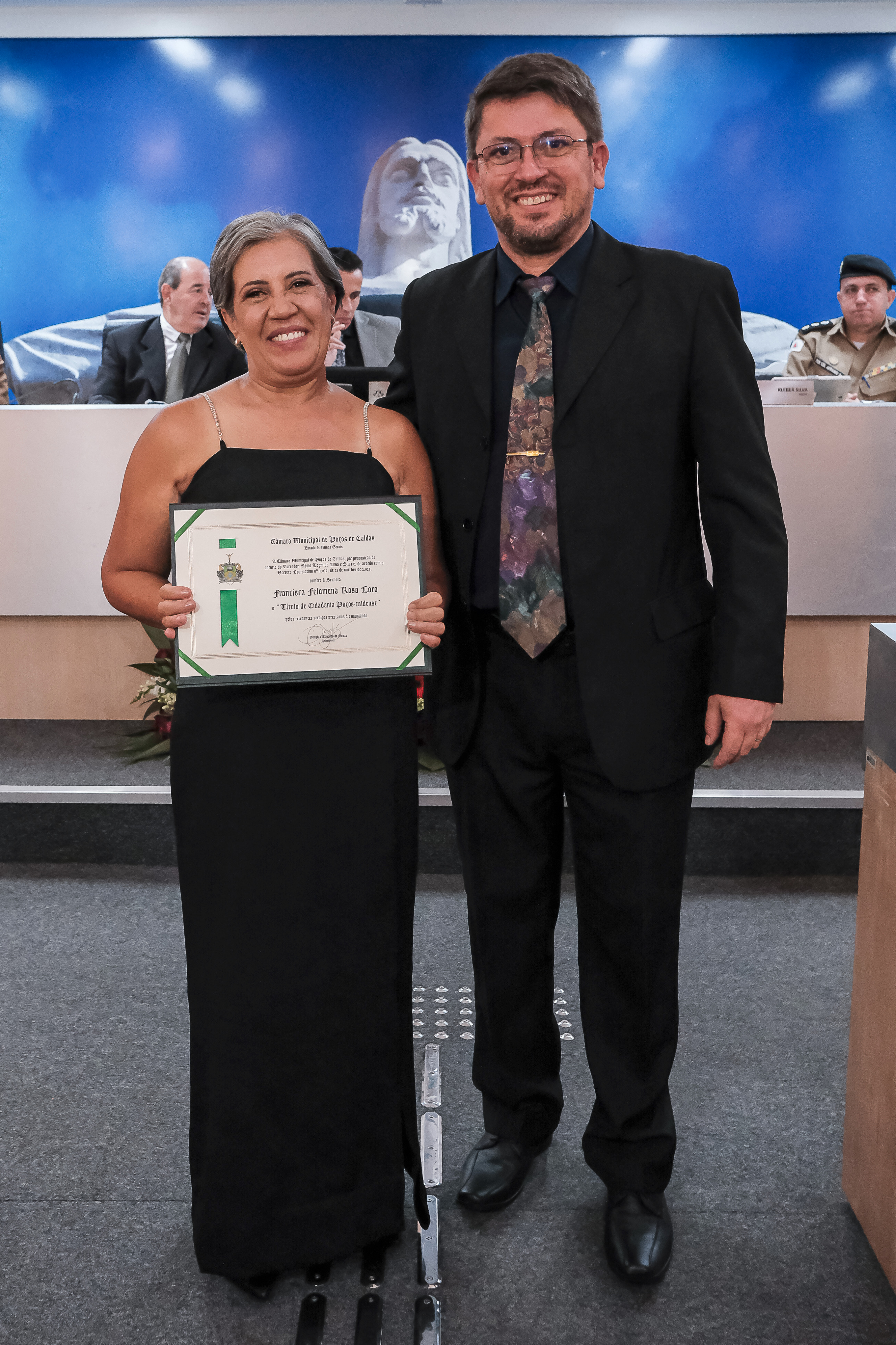 Ver. Flávio de Lima e Silva entrega Título de Cidadania à Francisca Felomena Rosa Loro.