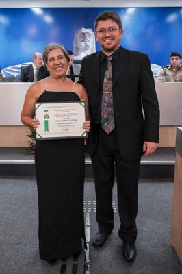Ver. Flávio de Lima e Silva entrega Título de Cidadania à Francisca Felomena Rosa Loro.