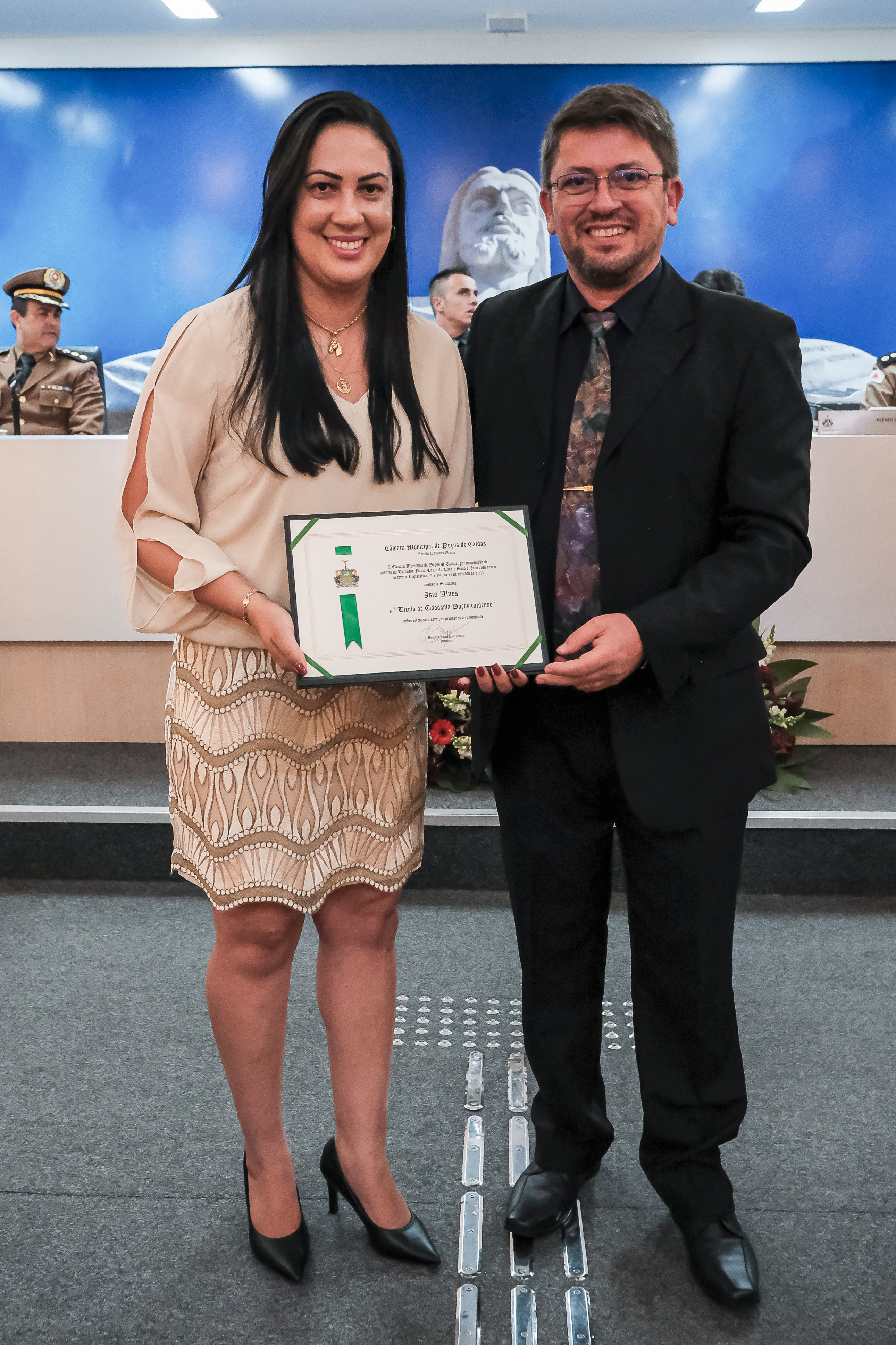 Ver. Flávio de Lima e Silva entrega Título de Cidadania à Isis Alves.